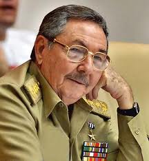 Llama Raúl Castro a mantener los pies y el oído pegados a la tierra
